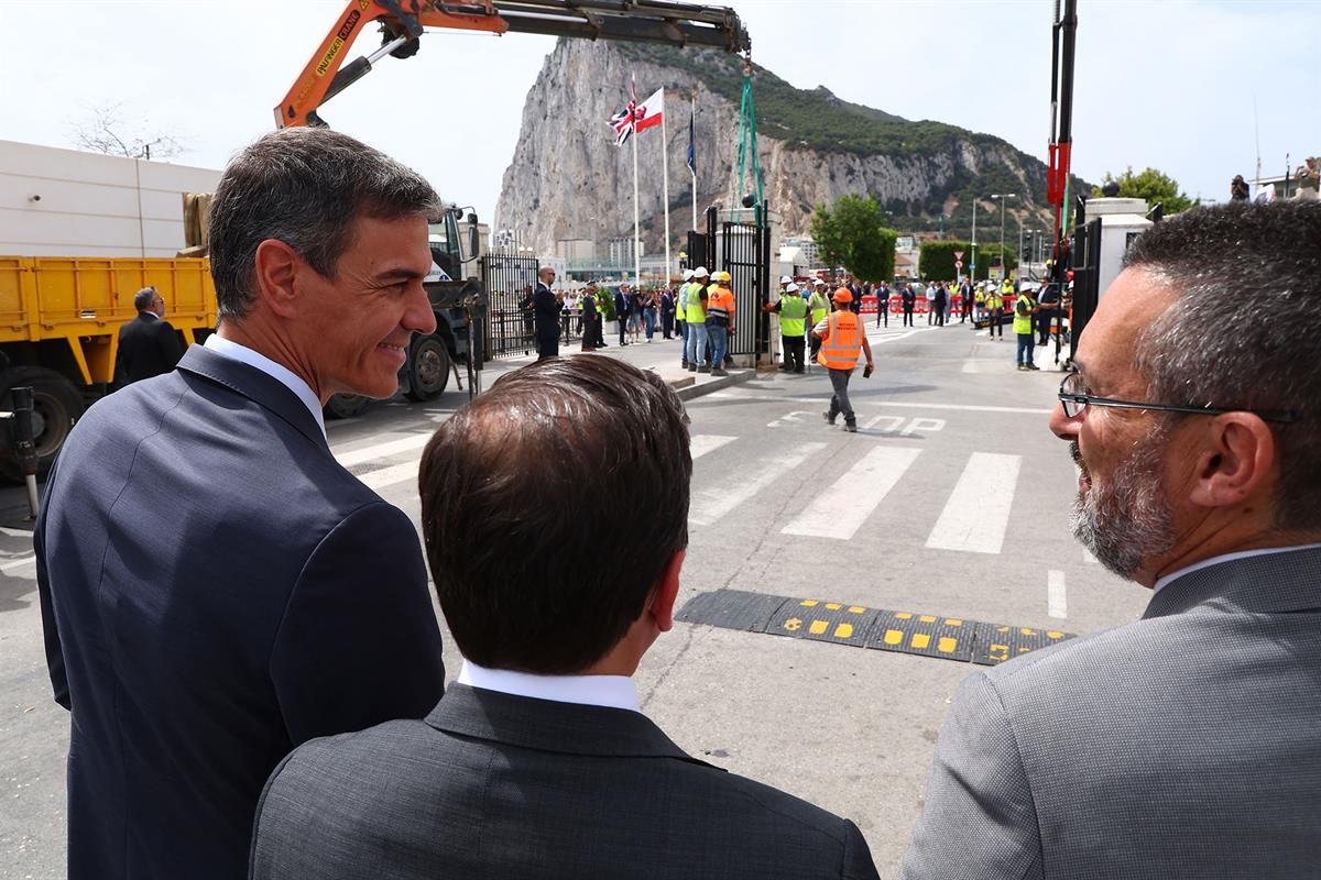 El presidente del Gobierno, el ministro de Exteriores y el alcalde de la L&iacute;nea de la Concepci&oacute;n, durante la demolici&oacute;n