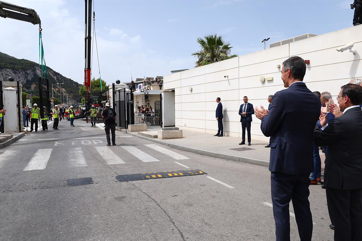 15/07/2026. Demolición de la Verja de la Línea de la Concepción. El presidente del Gobierno, Pedro Sánchez, junto al ministro de Asuntos Ext...