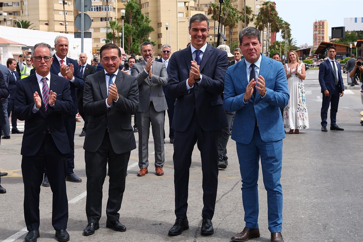 El presidente del Gobierno, entre el ministro de Exteriores espa&ntilde;ol y el ministro principal de Gibraltar
