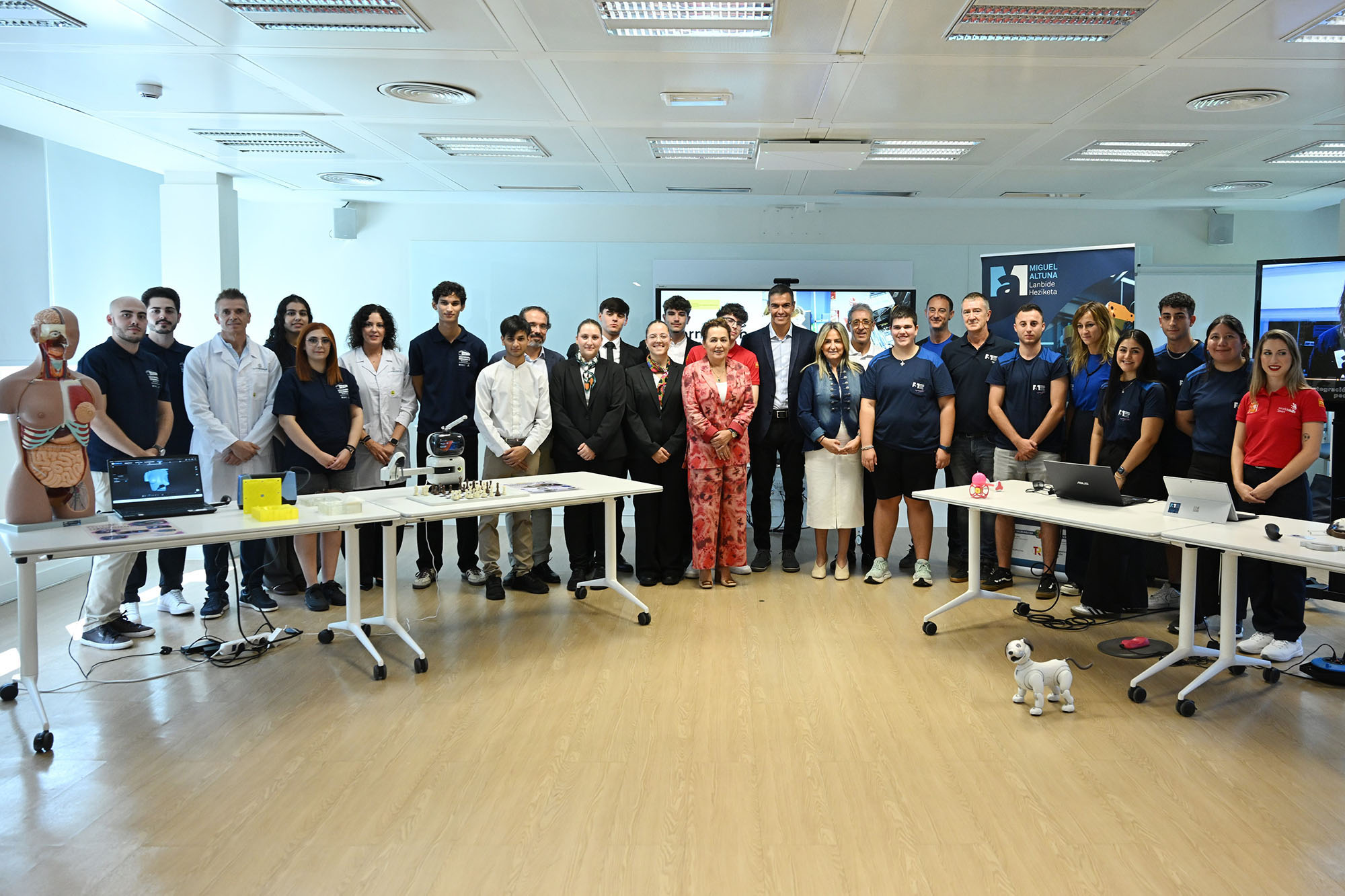 15/09/2026. Pedro Sánchez interviene en el acto 'La Formación Profesional: el impulso de un país'. Foto de familia del presidente del Gobier...
