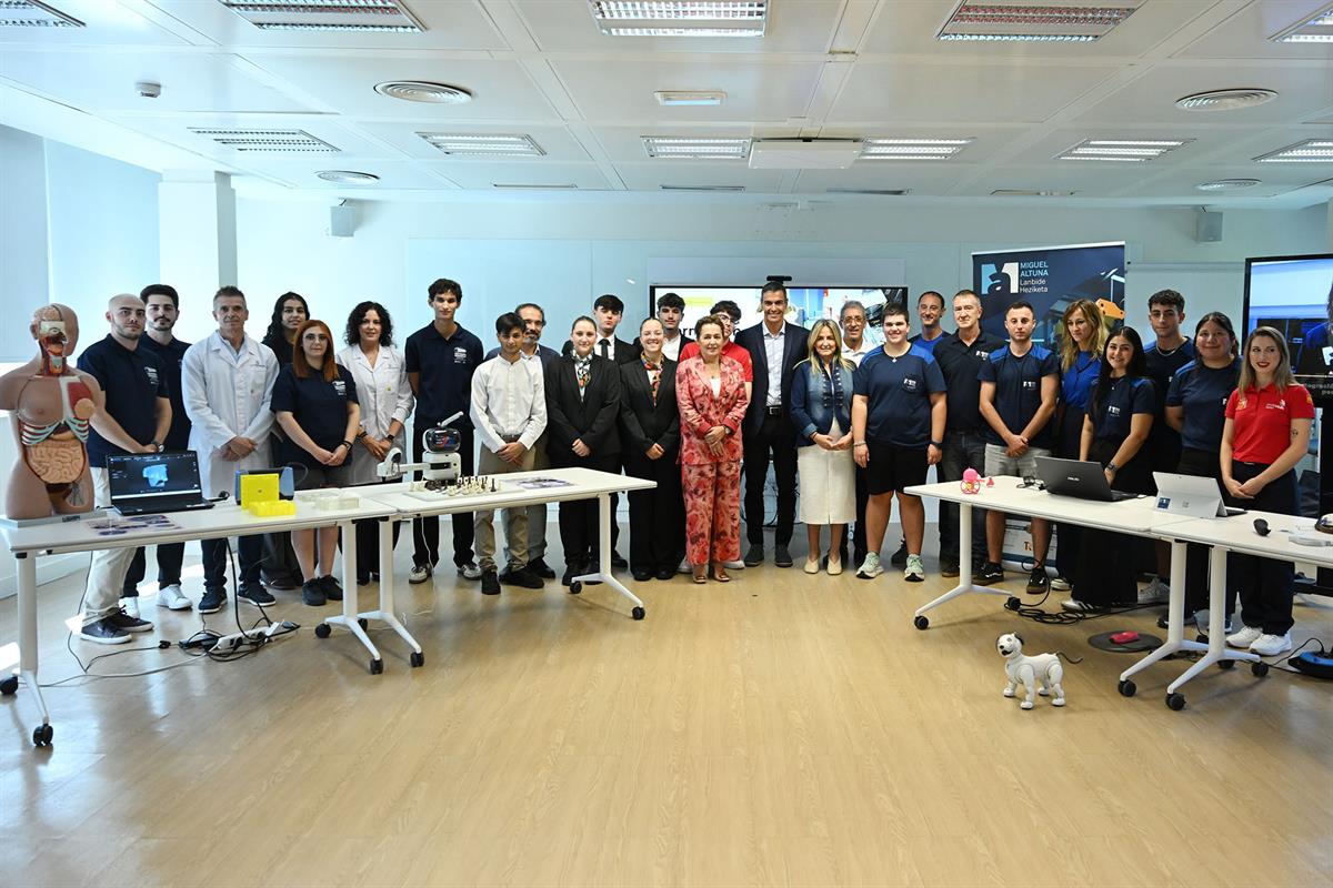 15/09/2026. Pedro Sánchez interviene en el acto 'La Formación Profesional: el impulso de un país'. Foto de familia del presidente del Gobier...