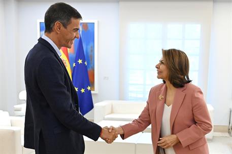 Pedro Sánchez recibe a la presidenta del Club de Madrid, Laura Chinchilla, en La Moncloa