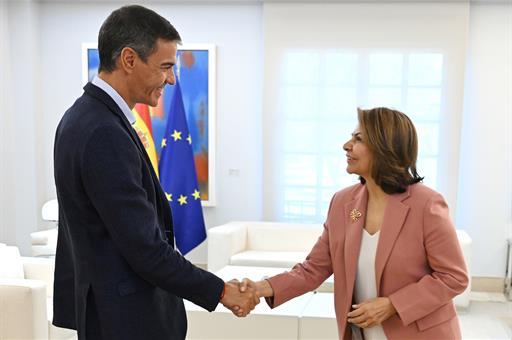 Pedro Sánchez recibe a la presidenta del Club de Madrid, Laura Chinchilla, en La Moncloa