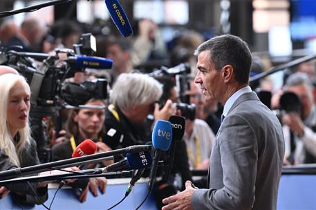 15/10/2026. Pedro Sánchez acude a al reunión del Consejo Europeo. El presidente del Gobierno, Pedro Sánchez, atiende a los medios de comunic...