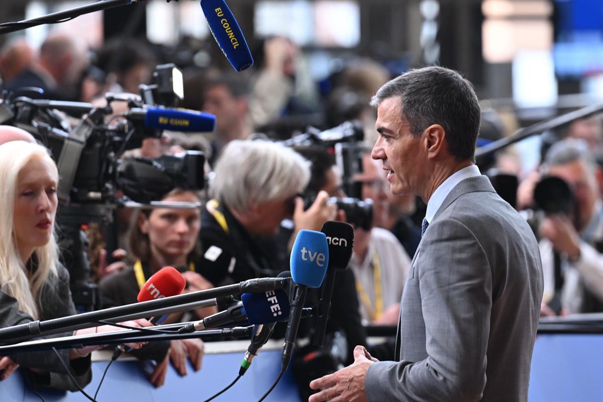 15/10/2026. Pedro Sánchez acude a al reunión del Consejo Europeo. El presidente del Gobierno, Pedro Sánchez, atiende a los medios de comunic...