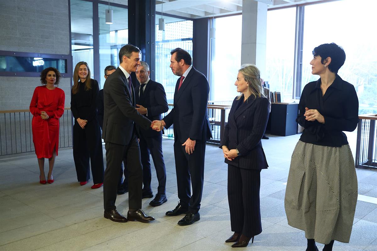 16/02/2026. Sánchez clausura la presentación del fondo 'España Crece'. El jefe del Ejecutivo, Pedro Sánchez, saluda a los ministros asistent...