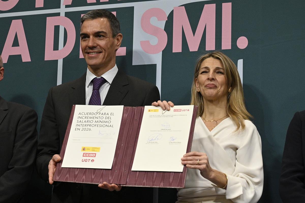 16/02/2026. Pedro Sánchez preside la firma del acuerdo para la subida del salario mínimo. El presidente del Gobierno, Pedro Sánchez, y la vi...