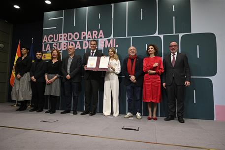16/02/2026. Pedro Sánchez preside la firma del acuerdo para la subida del salario mínimo. El presidente del Gobierno, Pedro Sánchez, y la vi...