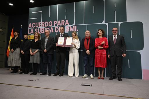 El presidente del Gobierno, Pedro Sánchez, y la vicepresidenta segunda, Yolanda Díaz, junto a otros miembros del Ejecutivo y asi
