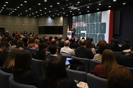 16/02/2026. Pedro Sánchez preside la firma del acuerdo para la subida del salario mínimo. El presidente del Gobierno, Pedro Sánchez, durante...