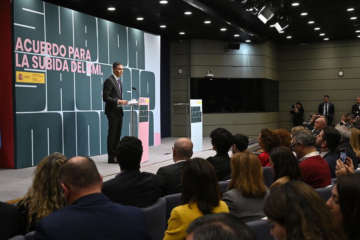 16/02/2026. Pedro Sánchez preside la firma del acuerdo para la subida del salario mínimo. El presidente del Gobierno, Pedro Sánchez, durante...