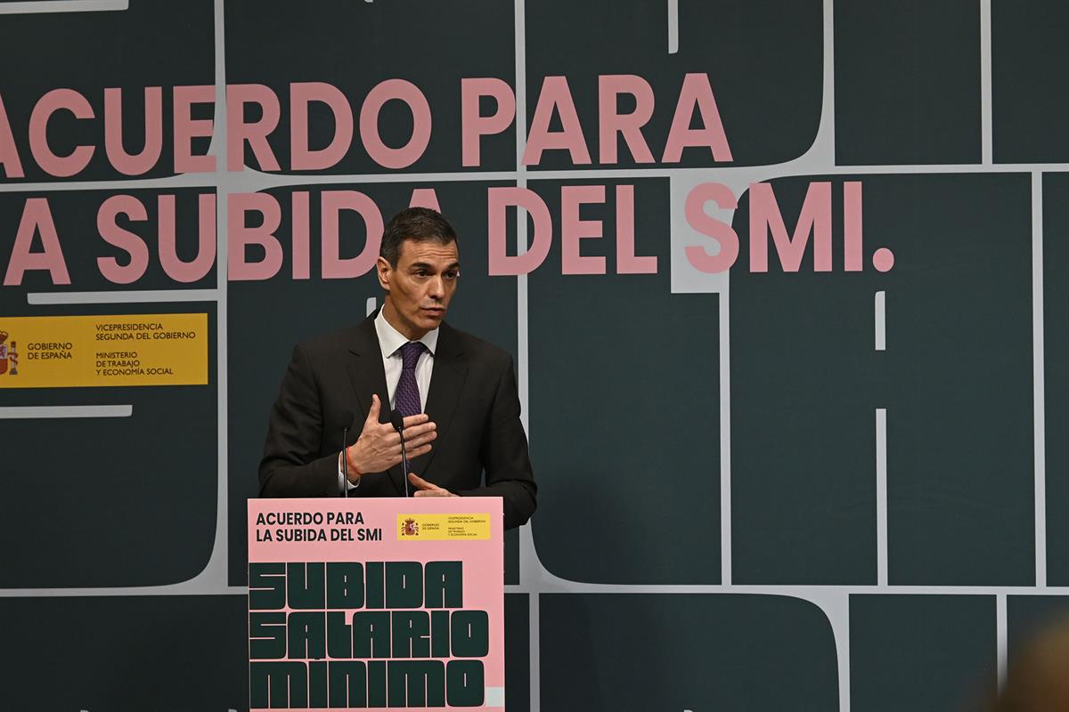 16/02/2026. Pedro Sánchez preside la firma del acuerdo para la subida del salario mínimo. El presidente del Gobierno, Pedro Sánchez, durante...