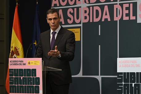 16/02/2026. Pedro Sánchez preside la firma del acuerdo para la subida del salario mínimo. El presidente del Gobierno, Pedro Sánchez, durante...
