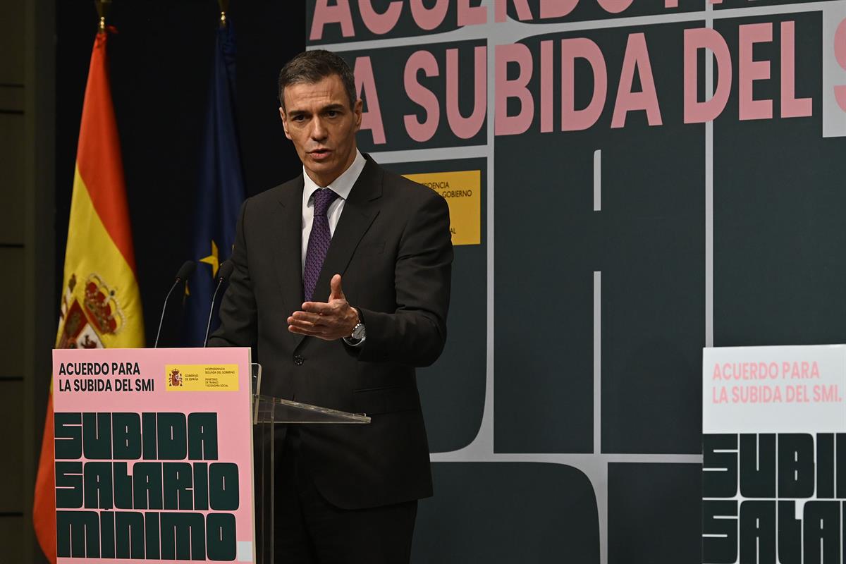 16/02/2026. Pedro Sánchez preside la firma del acuerdo para la subida del salario mínimo. El presidente del Gobierno, Pedro Sánchez, durante...