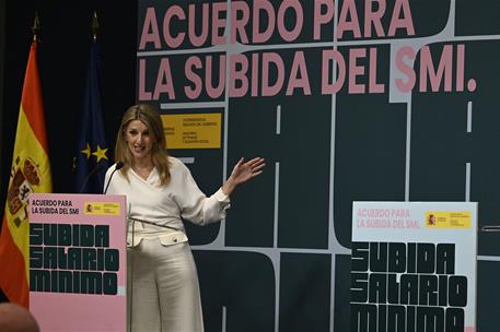 16/02/2026. Pedro Sánchez preside la firma del acuerdo para la subida del salario mínimo. La vicepresidenta segunda y ministra de Trabajo y ...