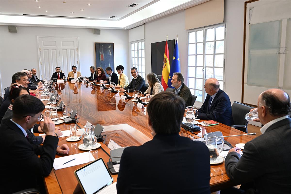 16/04/2026. Pedro Sánchez acto proceso de regularización de migrantes. El presidente del Gobierno, Pedro Sánchez, y la ministra de Inclusión...