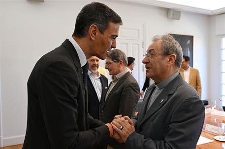 16/04/2026. Pedro Sánchez acto proceso de regularización de migrantes. El presidente del Gobierno, Pedro Sánchez, saluda al Director del Dep...
