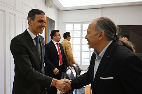 16/04/2026. Pedro Sánchez acto proceso de regularización de migrantes. El presidente del Gobierno, Pedro Sánchez, saluda a uno de los repres...