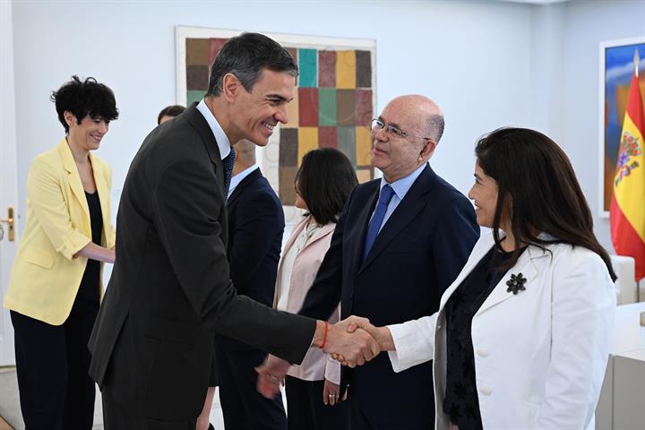 Pedro Sánchez saluda a personas migrantes regularizadas en procesos anteriores