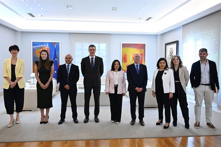 Pedro Sánchez recibe en La Moncloa a personas migrantes regularizadas en procesos anteriores.