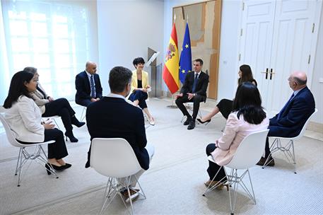 16/04/2026. Pedro Sánchez acto proceso de regularización de migrantes. El presidente del Gobierno, Pedro Sánchez, charla con personas regula...