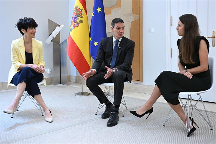 16/04/2026. Pedro Sánchez acto proceso de regularización de migrantes. El presidente del Gobierno, Pedro Sánchez, y la ministra de Inclusión...
