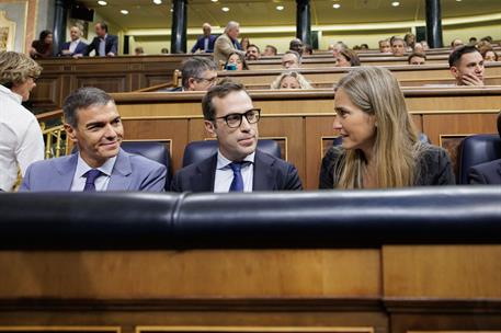 16/09/2026. Pedro Sánchez asiste a la sesión de control al Gobierno. El presidente del Gobierno charla con el ministro de Economía y vicepre...