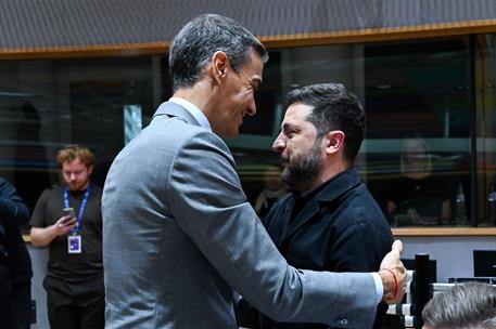 16/10/2026. El presidente del Gobierno participa en el Consejo Europeo. El presidente del Gobierno, Pedro Sánchez, saluda al presidente de U...
