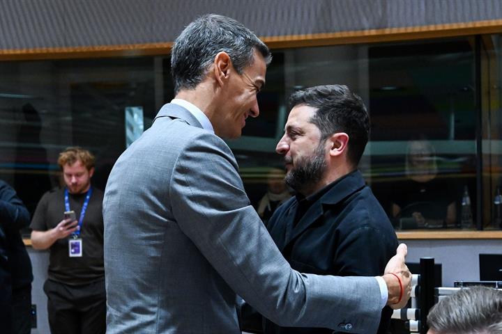 16/10/2026. El presidente del Gobierno participa en el Consejo Europeo. El presidente del Gobierno, Pedro Sánchez, saluda al presidente de U...