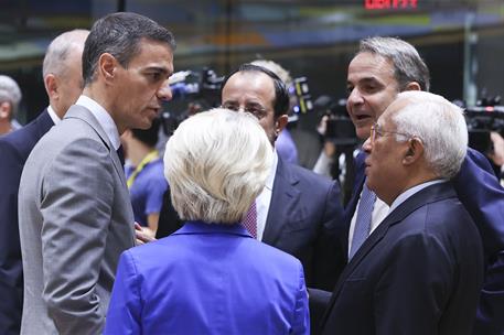 16/10/2026. El presidente del Gobierno participa en el Consejo Europeo. El presidente del Gobierno, Pedro Sánchez, conversa con otros partic...