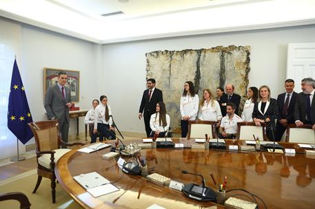17/03/2026. El presidente del Gobierno recibe al equipo español de los Juegos Paralímpicos de Invierno. El presidente del Gobierno, Pedro Sá...