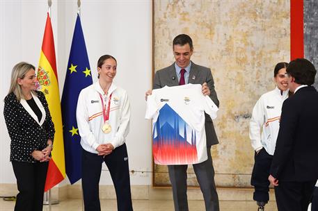 17/03/2026. El presidente del Gobierno recibe al equipo español de los Juegos Paralímpicos de Invierno. La ministra de Educación, Formación ...