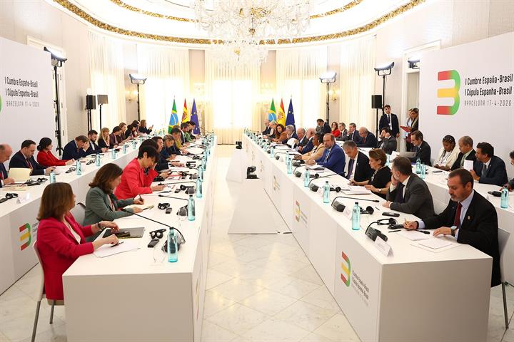 17/04/2026. I Cumbre España-Brasil. Las delegaciones española y brasileña la sesión plenaria.