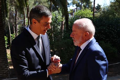 17/04/2026. I Cumbre España-Brasil. El presidente del Gobierno, Pedro Sánchez, y el presidente de Brasil, Luiz Inácio Lula da Silva, se salu...