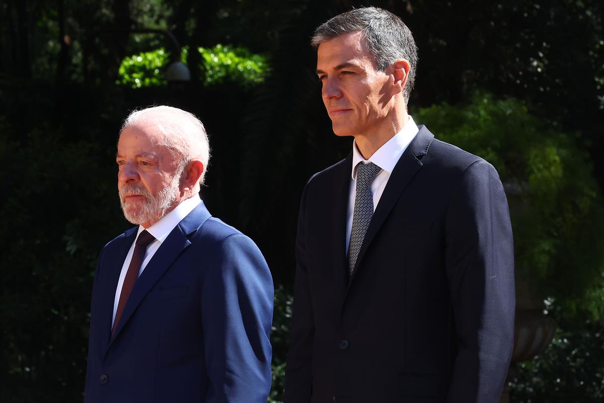 17/04/2026. I Cumbre España-Brasil. El presidente del Gobierno, Pedro Sánchez, y el presidente de Brasil, Luiz Inácio Lula da Silva, escucha...
