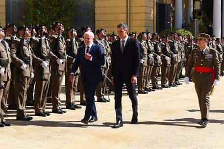 17/04/2026. I Cumbre España-Brasil. El presidente del Gobierno, Pedro Sánchez, y el presidente de Brasil, Luiz Inácio Lula da Silva, pasan r...