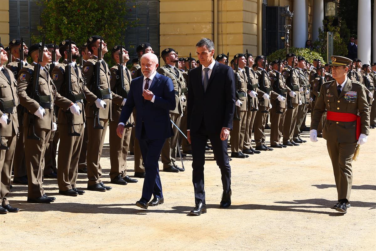 17/04/2026. I Cumbre España-Brasil. El presidente del Gobierno, Pedro Sánchez, y el presidente de Brasil, Luiz Inácio Lula da Silva, pasan r...