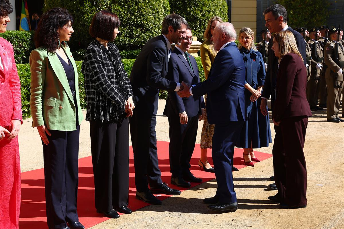 17/04/2026. I Cumbre España-Brasil. El presidente del Gobierno, Pedro Sánchez, y el presidente de Brasil, Luiz Inácio Lula da Silva, saludan...