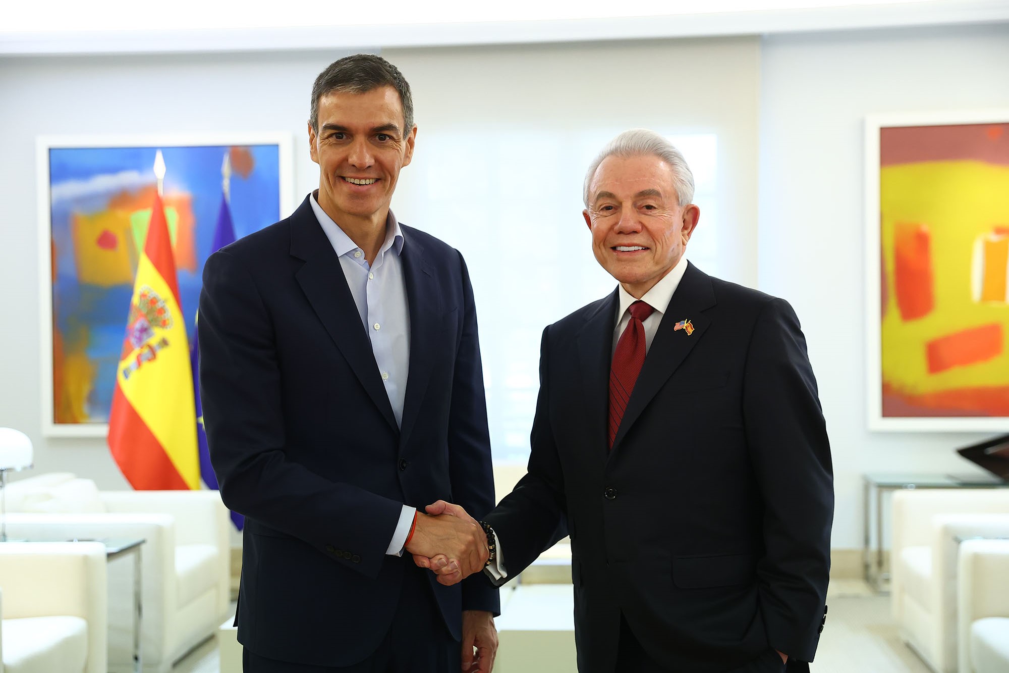 El presidente del Gobierno, Pedro Sánchez, con el embajador de Estados Unidos en España, Benjamín León