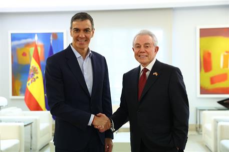 17/06/2026. Pedro Sánchez mantiene un encuentro con el embajador de EE.UU. en España. El presidente del Gobierno, Pedro Sánchez, saluda al e...