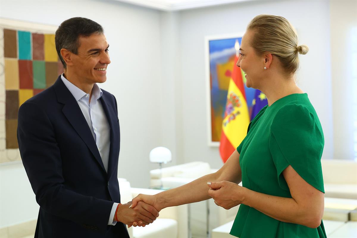 17/06/2026. Pedro Sánchez recibe a Yulia Navalnaya. El presidente del Gobierno, Pedro Sánchez, saluda a Yulia Navalnaya, presidenta de la Fu...