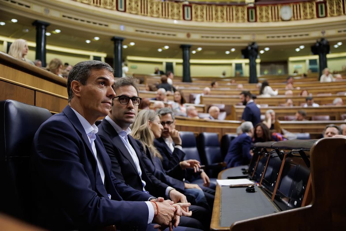 El presidente del Gobierno, junto al ministro de Econom&iacute;a y otros miembros del Ejecutivo, en la sesi&oacute;n de control en el Congreso
