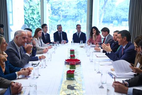 18/02/2026. Sánchez viaje india dia primer dia. El presidente del Gobierno, Pedro Sánchez, conversa con empresarios españoles del sector IA ...