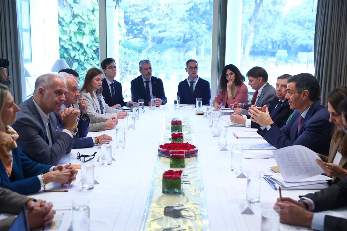 18/02/2026. Sánchez viaje india dia primer dia. El presidente del Gobierno, Pedro Sánchez, conversa con empresarios españoles del sector IA ...