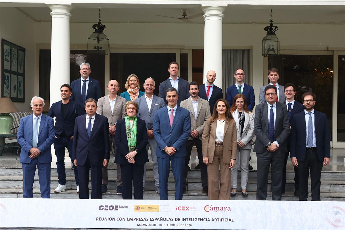 18/02/2026. Sánchez viaje india dia primer dia. Foto de grupo de la reunión del presidente del Gobierno con empresas españolas de IA.