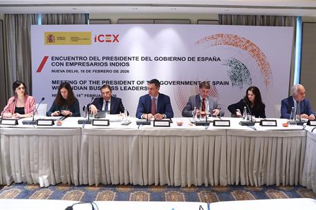 18/02/2026. Pedro Sánchez viaje a India primer día. El presidente del Gobierno, Pedro Sánchez, junto al ministro de Agricultura, Pesca y Ali...