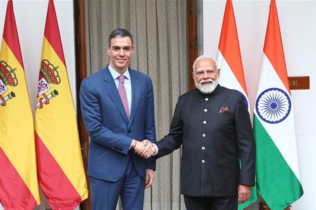 18/02/2026. Pedro Sánchez viaje a India primer día. El presidente del Gobierno, Pedro Sánchez, con el primer ministro de la República de la ...