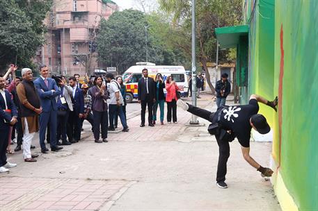 18/02/2026. Sánchez viaje india dia primer dia. Los artistas del mural hispano-indio en el Lodhi Art District.