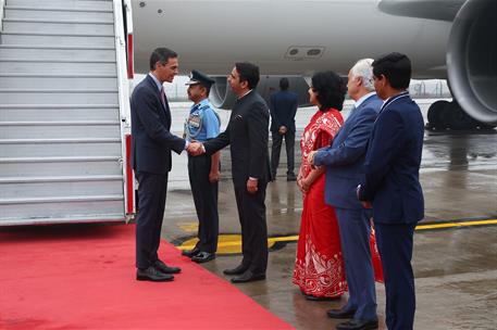 18/02/2026. Pedro Sánchez viaje a India primer día. El presidente del Gobierno, Pedro Sánchez, recibido por las autoridades a su llegada a N...