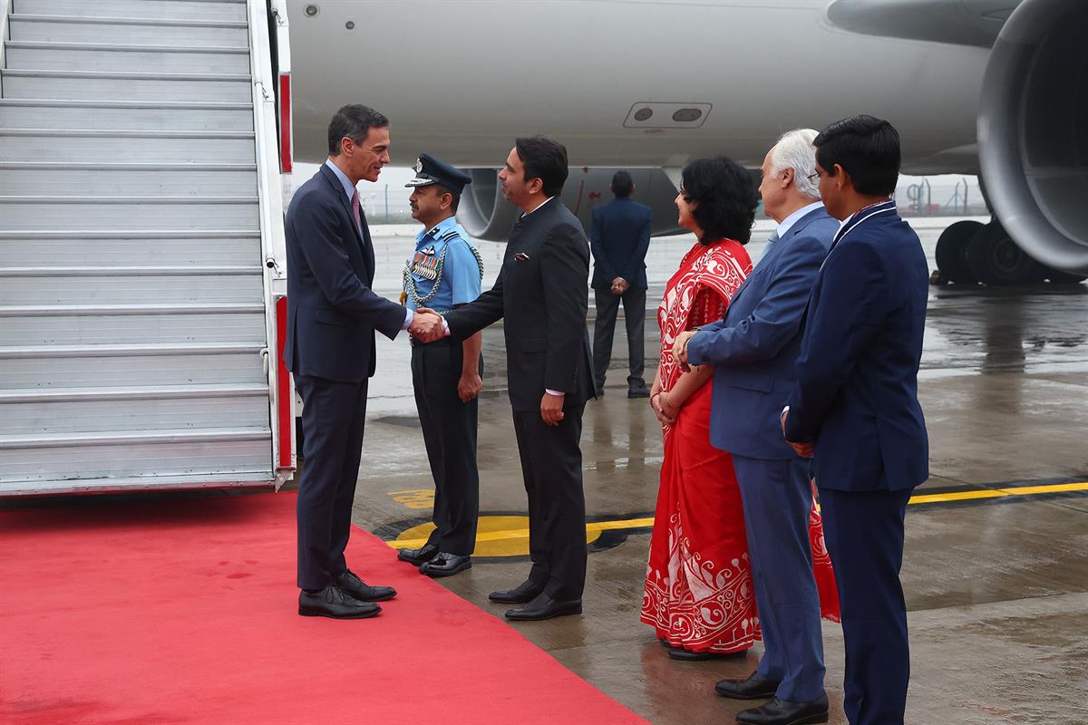18/02/2026. Pedro Sánchez viaje a India primer día. El presidente del Gobierno, Pedro Sánchez, recibido por las autoridades a su llegada a N...